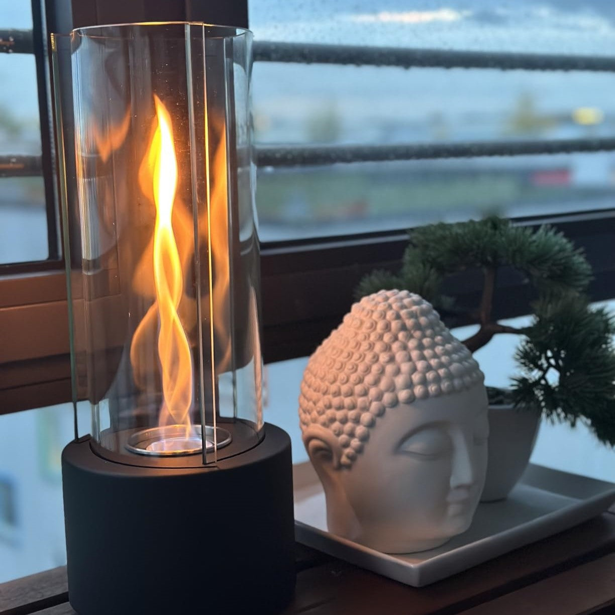 EternaFlame – Elegant oljelampa i glas med metallram för tidlös stämningsbelysning