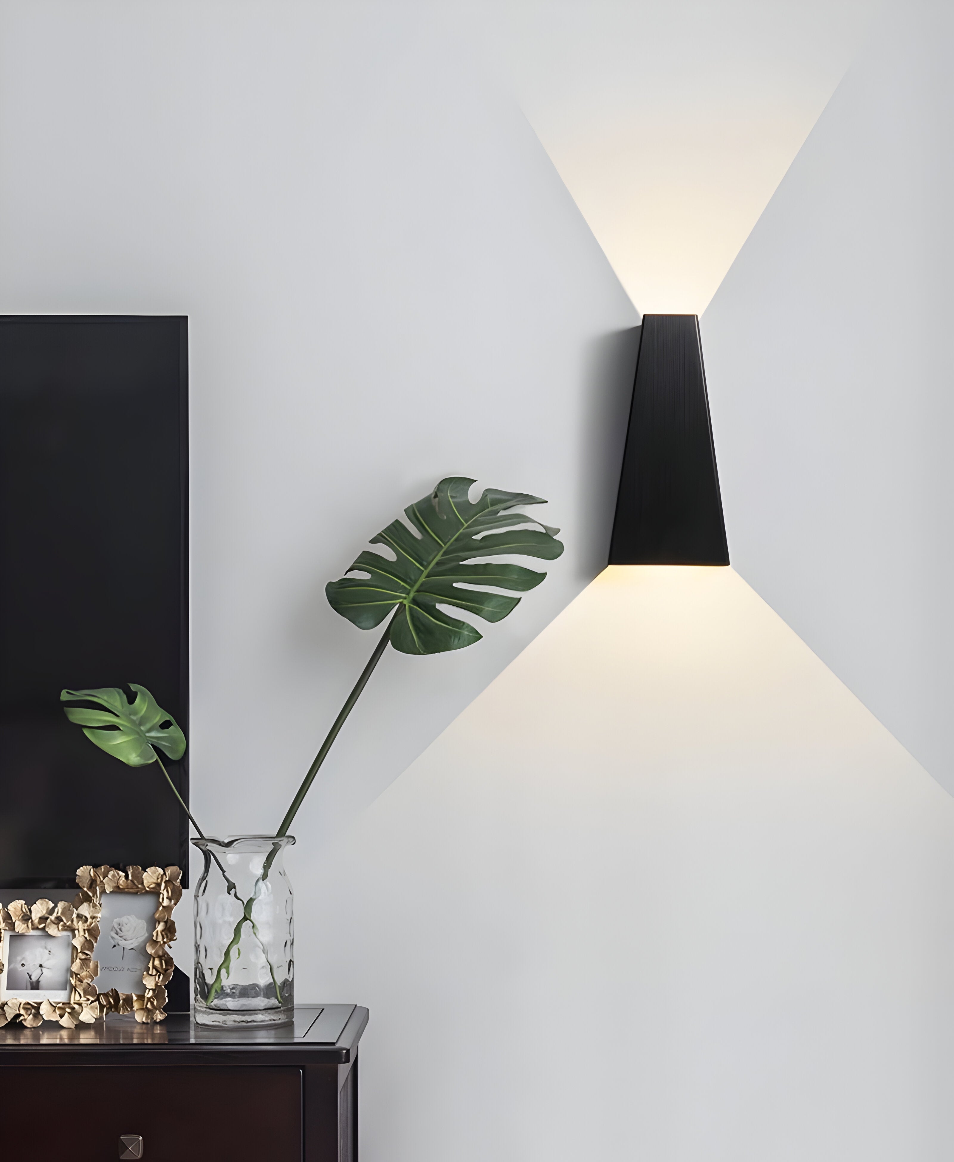 AlumiRay – Trapetsformad Vägglampa i Aluminium | Minimalistisk LED Väggbelysning med Upp & Ner Ljus