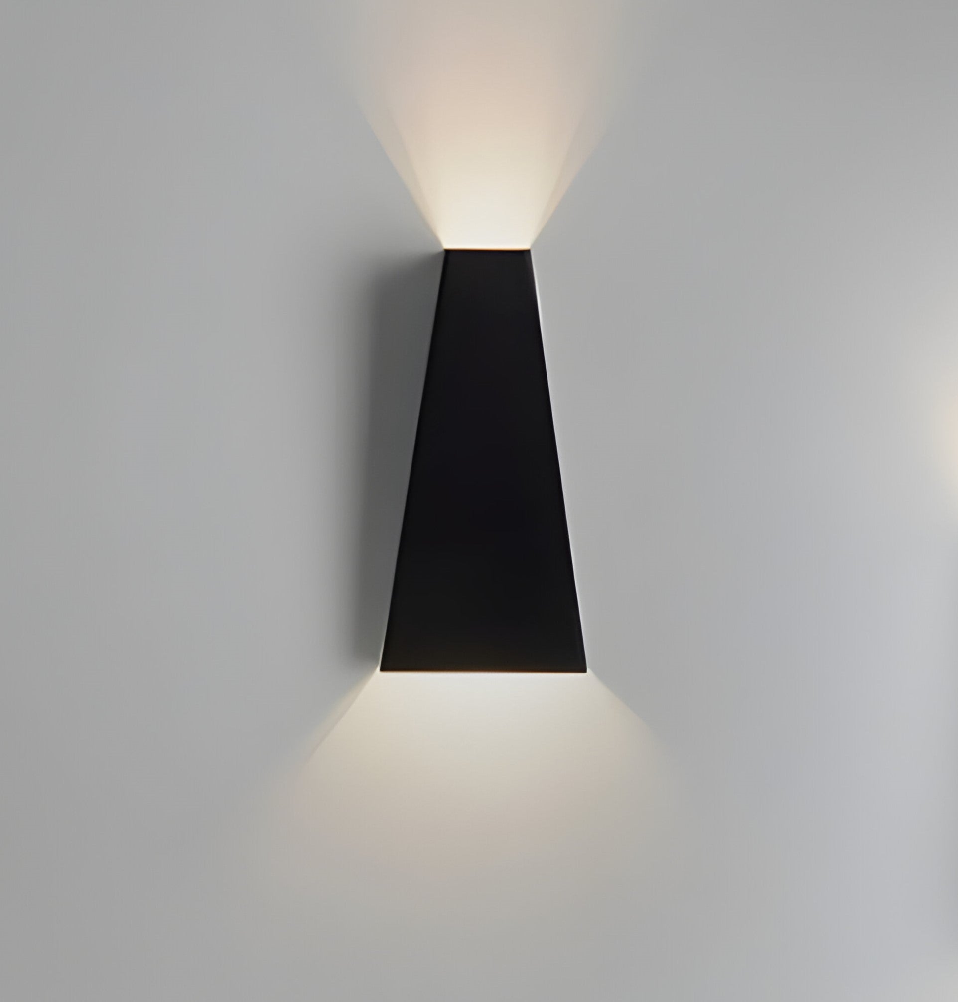AlumiRay – Trapetsformad Vägglampa i Aluminium | Minimalistisk LED Väggbelysning med Upp & Ner Ljus