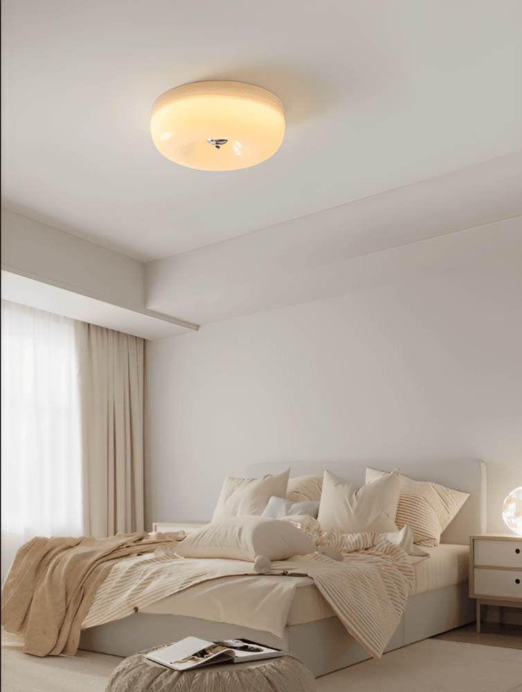 Kreolux – Rund Taklampa i Krämfärgat Glas med Integrerad LED