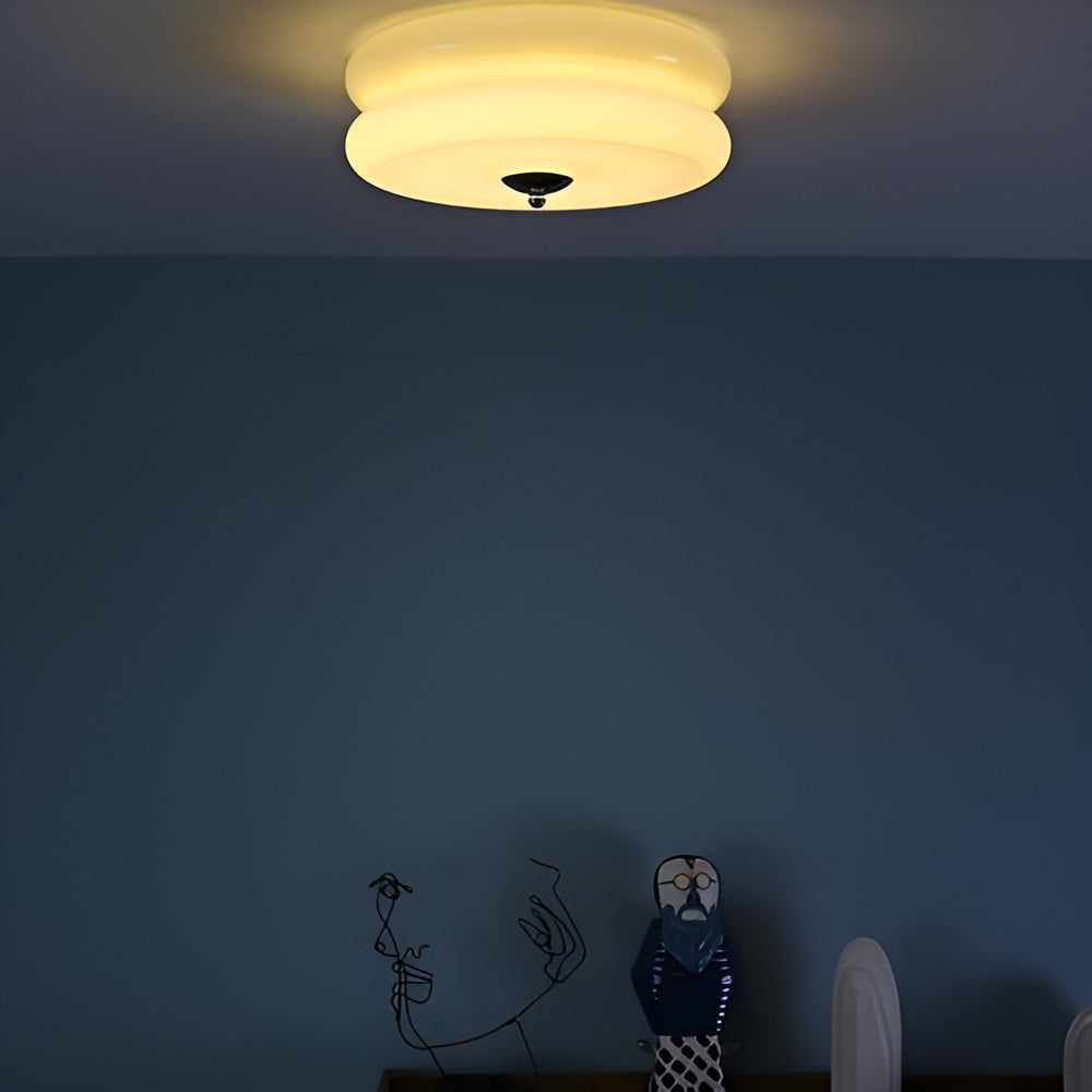 Kreolux – Rund Taklampa i Krämfärgat Glas med Integrerad LED