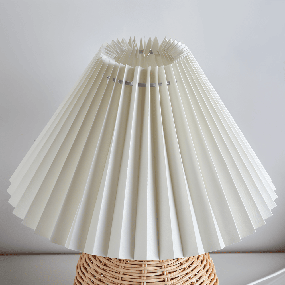 Brolly – Plisserad Retro Bordslampa i Rotting med Konisk Skärm