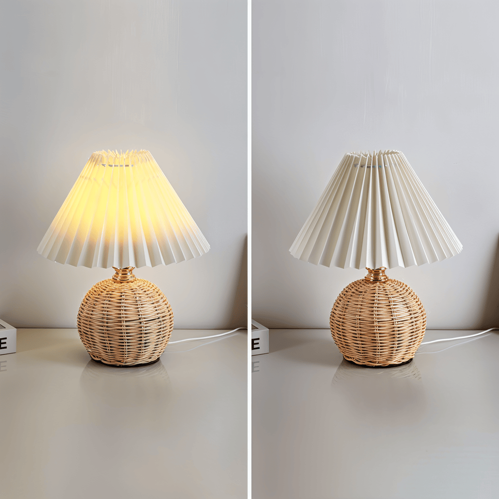 Brolly – Plisserad Retro Bordslampa i Rotting med Konisk Skärm