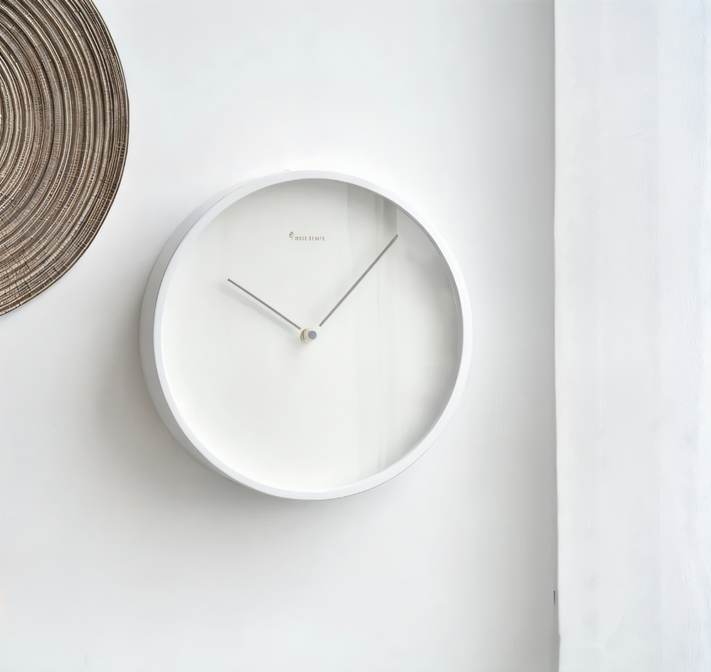 HaloQuiet – Elegant Vit Metallväggklocka i Modern Minimalism