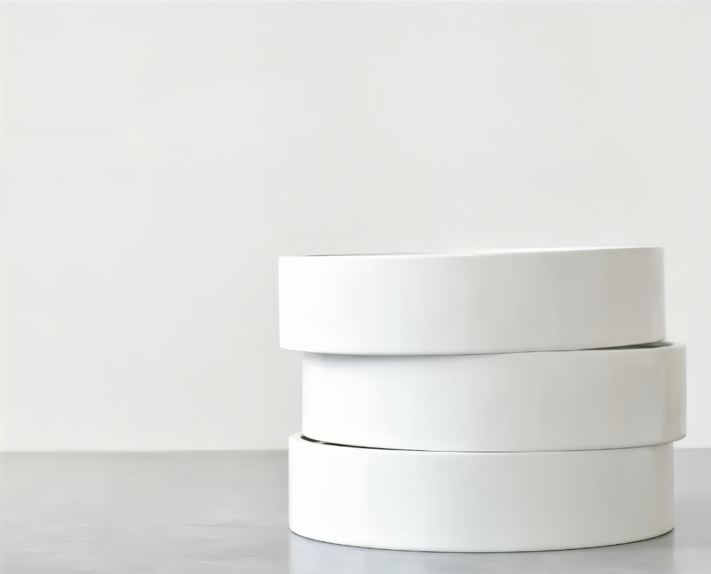 HaloQuiet – Elegant Vit Metallväggklocka i Modern Minimalism