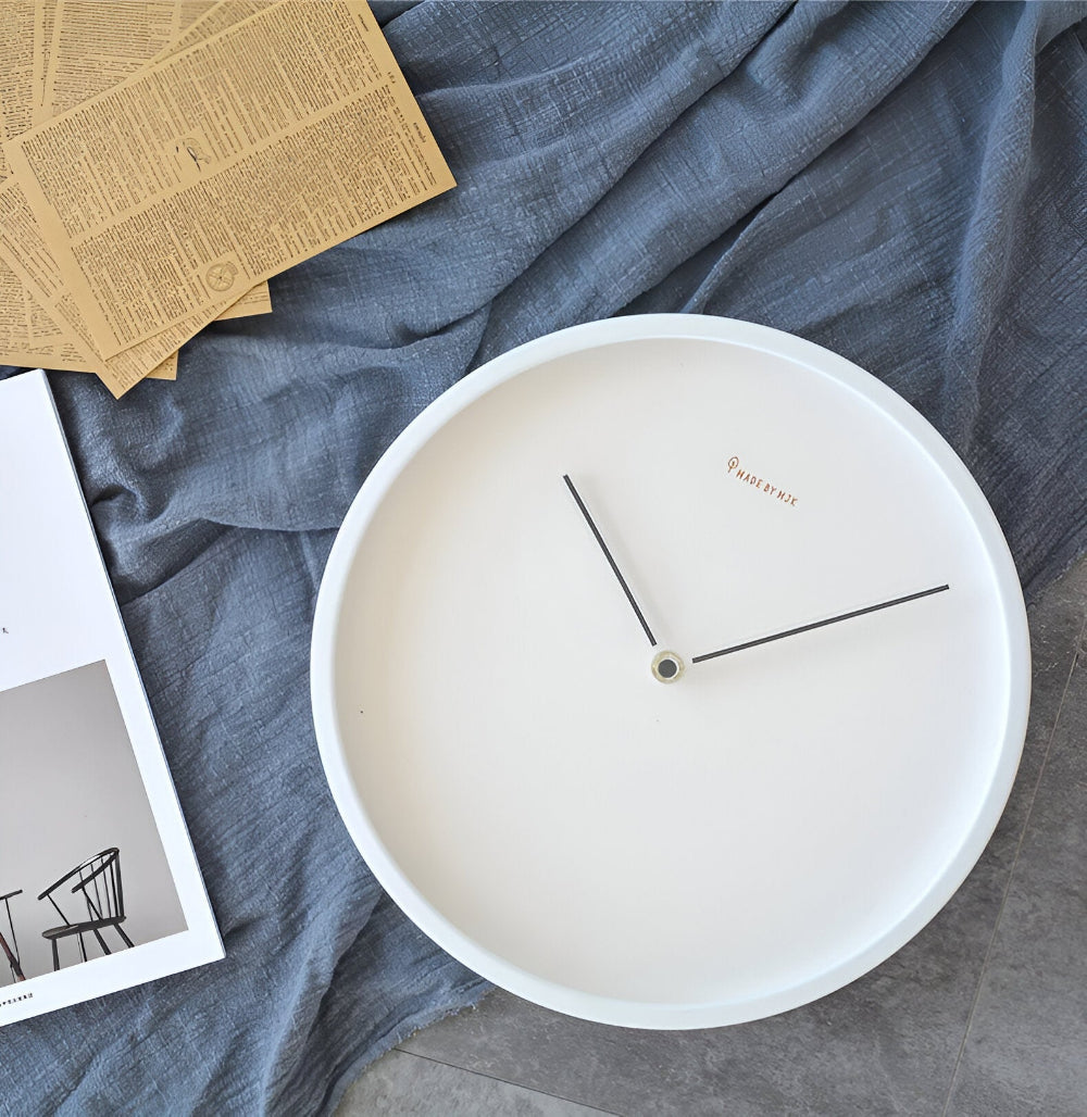 HaloQuiet – Elegant Vit Metallväggklocka i Modern Minimalism