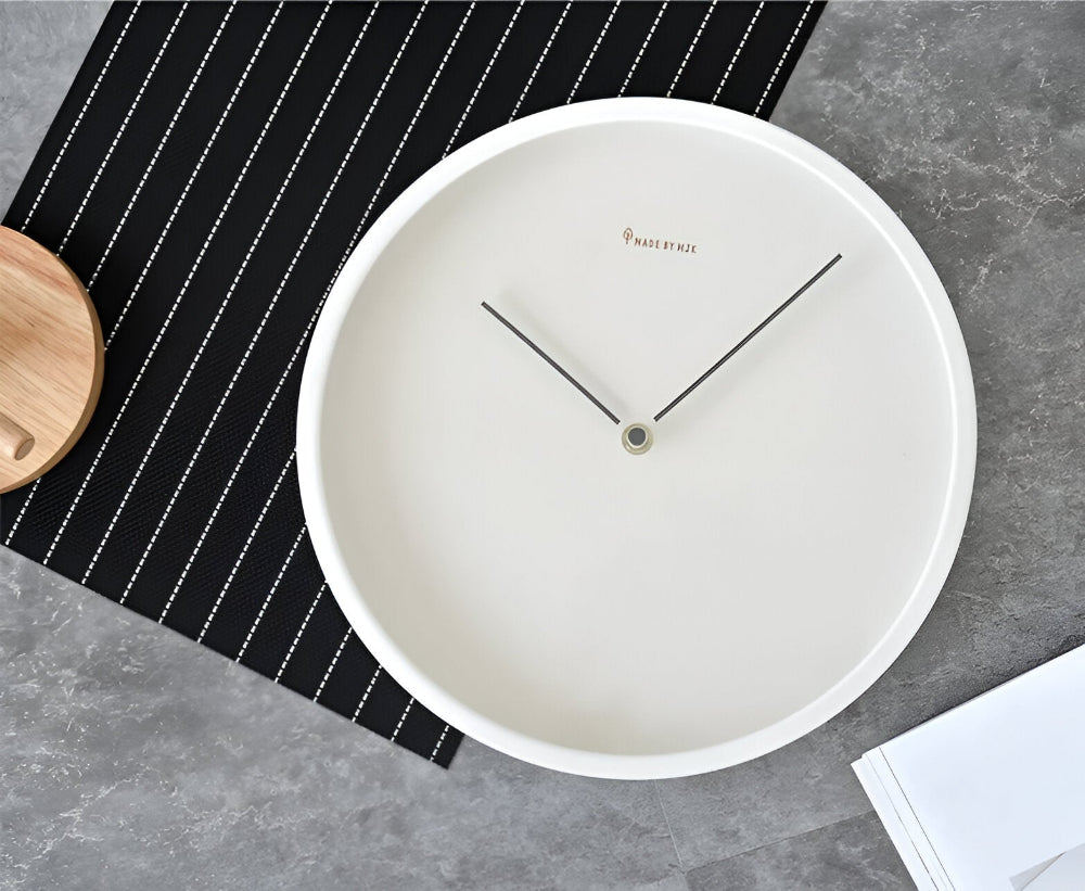 HaloQuiet – Elegant Vit Metallväggklocka i Modern Minimalism