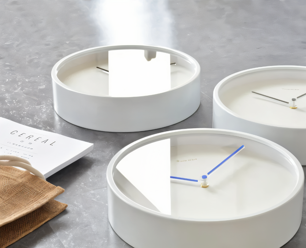 HaloQuiet – Elegant Vit Metallväggklocka i Modern Minimalism