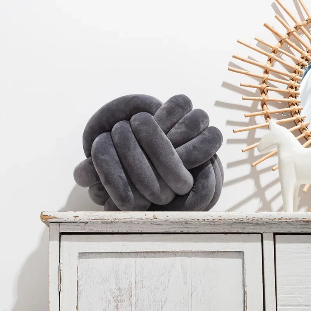Handknuten Rund Sammetkudde – Mjuk & Modern Plyschkudde för Inredning