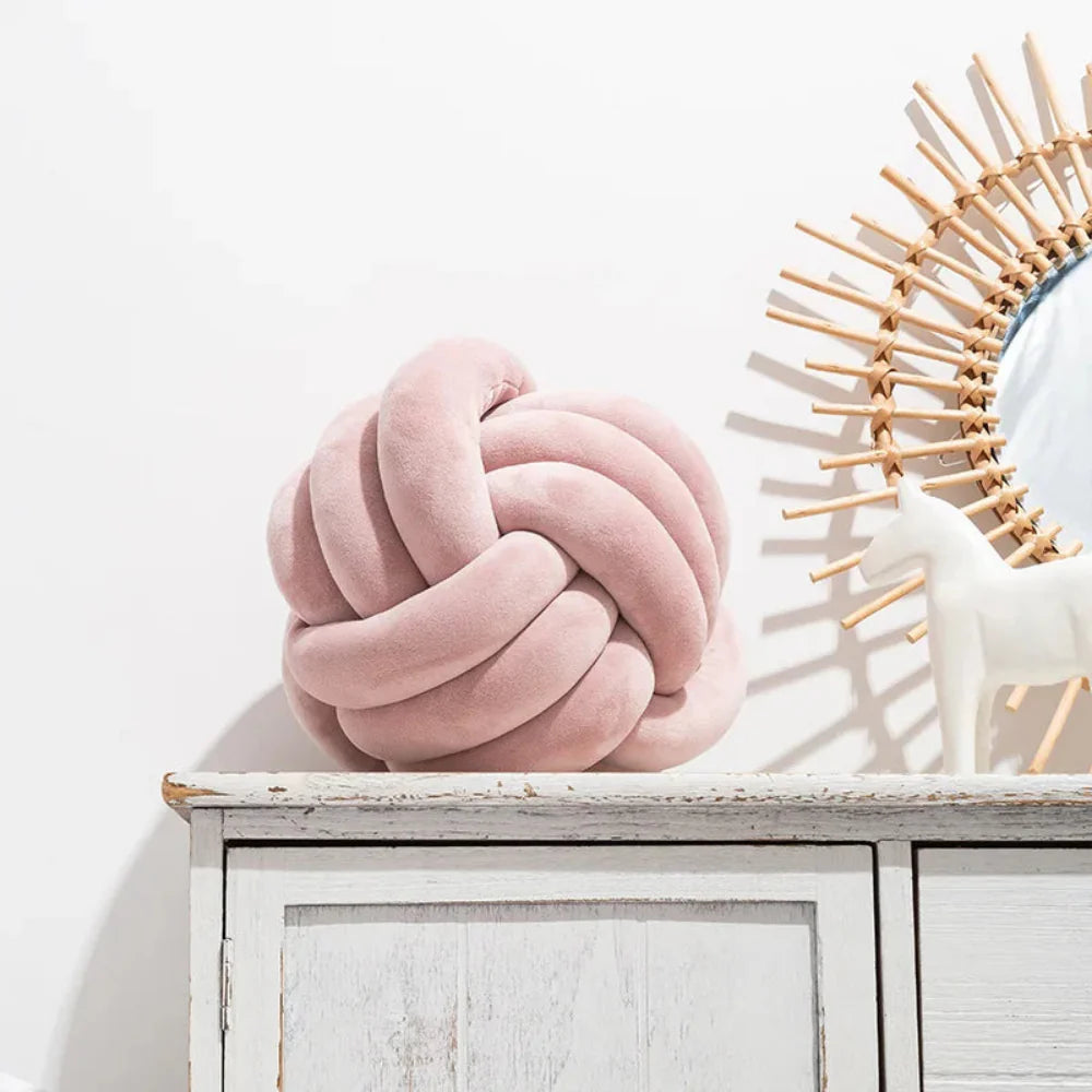 Handknuten Rund Sammetkudde – Mjuk & Modern Plyschkudde för Inredning