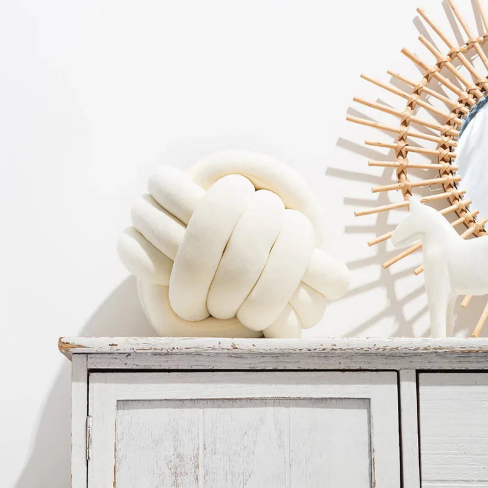 Handknuten Rund Sammetkudde – Mjuk & Modern Plyschkudde för Inredning