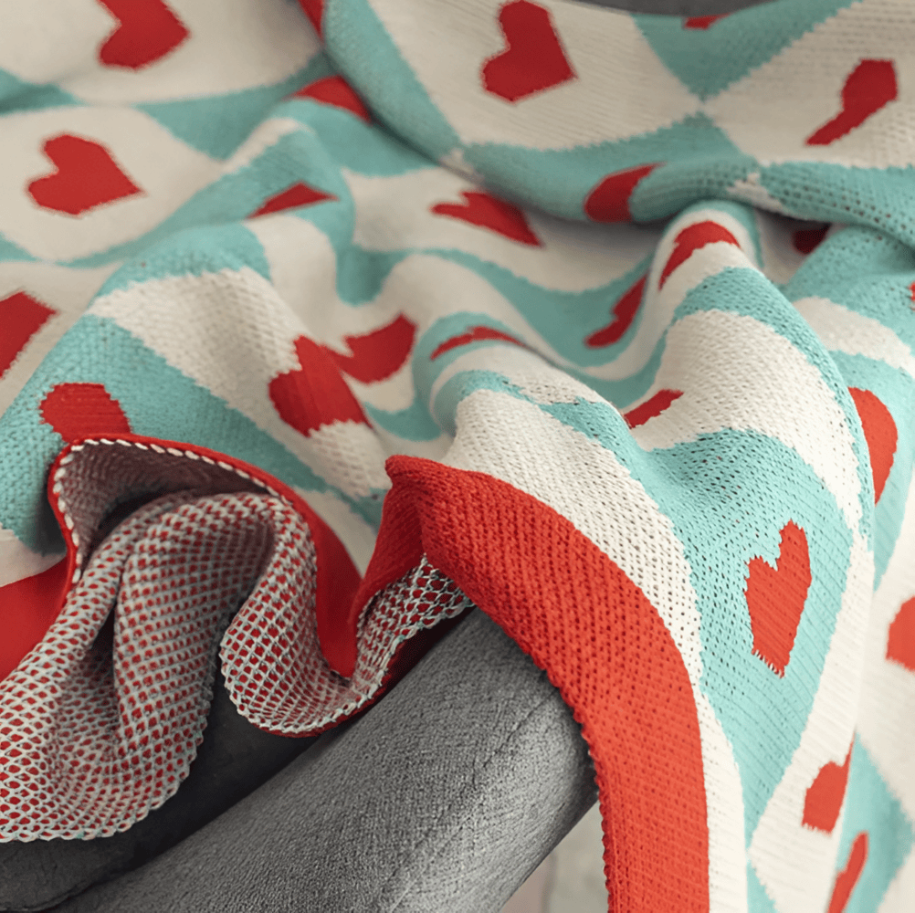 HeartHaven Pläd – Romantisk Stickad Fleecefilt med Hjärtmotiv