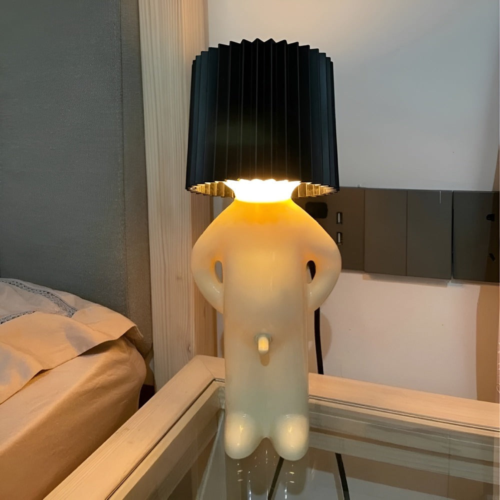 LumoPojke Bordslampa – Kreativ LED-Lampa med Blyg Figurdesign