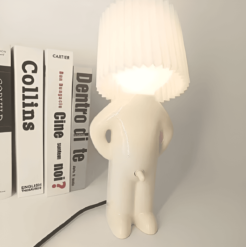 LumoPojke Bordslampa – Kreativ LED-Lampa med Blyg Figurdesign