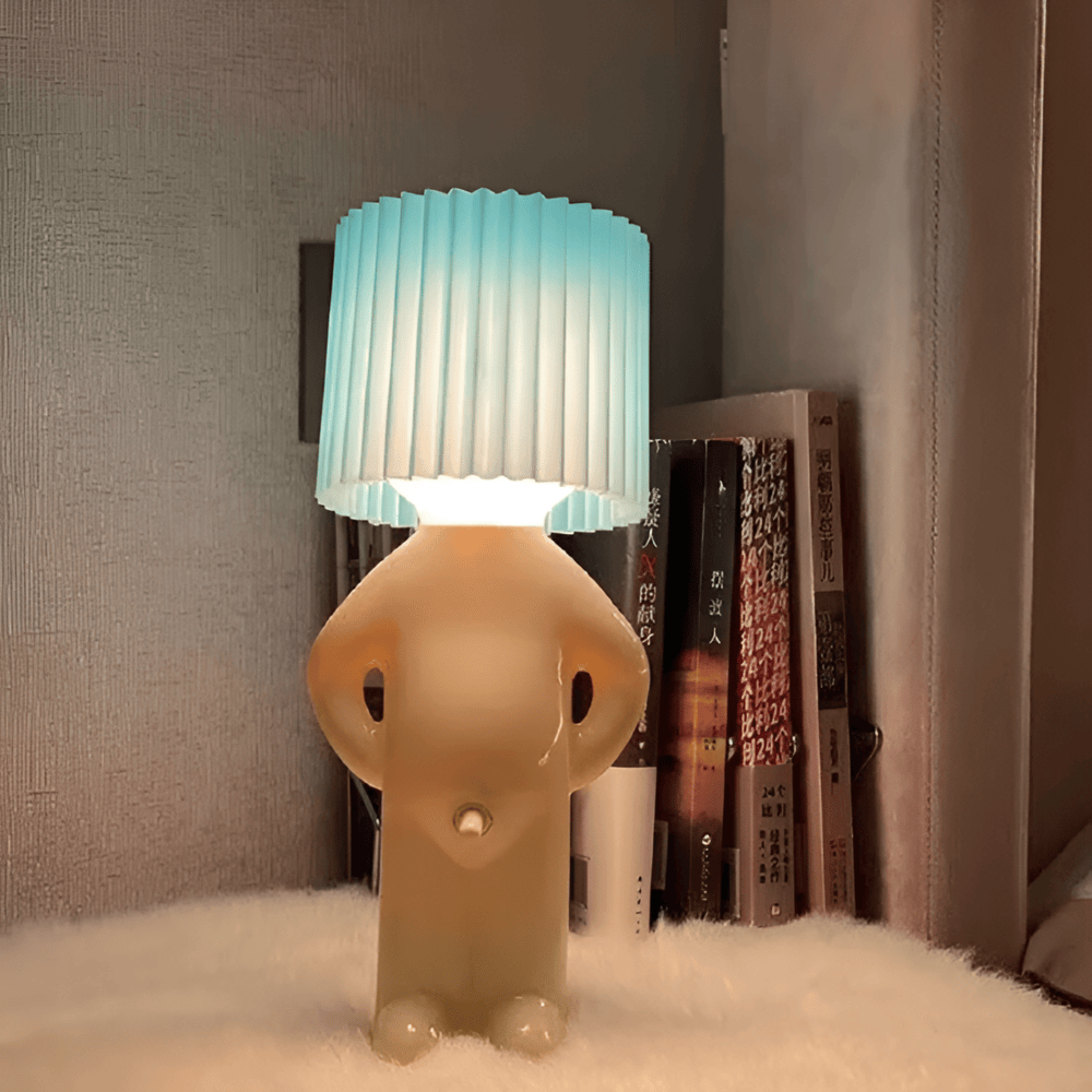 LumoPojke Bordslampa – Kreativ LED-Lampa med Blyg Figurdesign