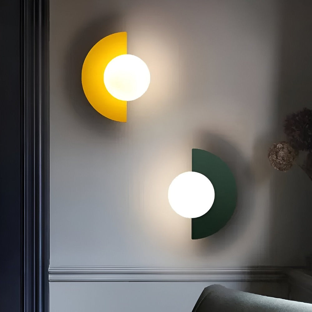 AuroGlow – Modern Sfärisk Vägglampa i Glas med Plug-In Design