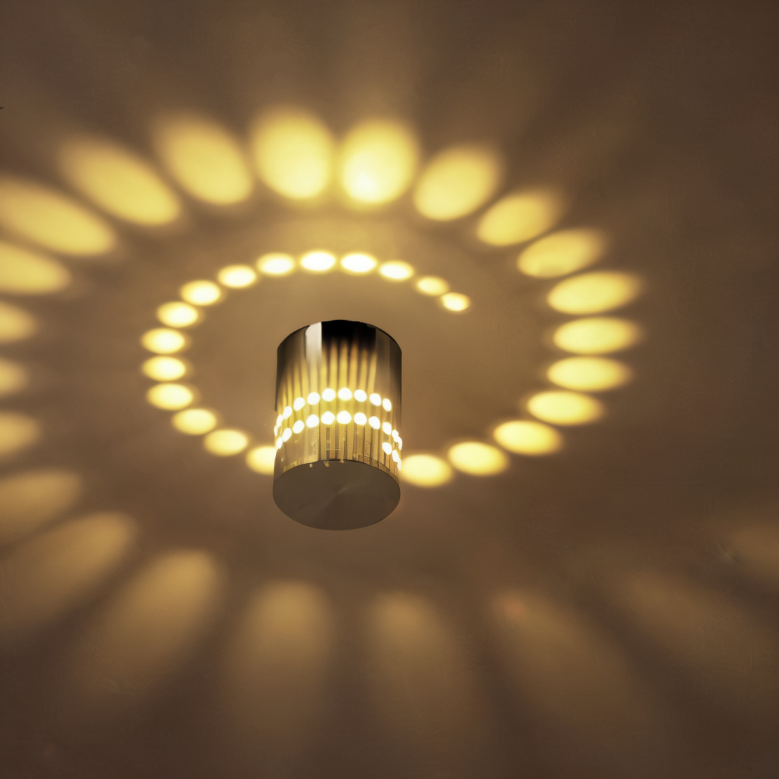 SpiraGlow – Cylindrisk LED-Vägglampa med Färgglada Spiral­effekter