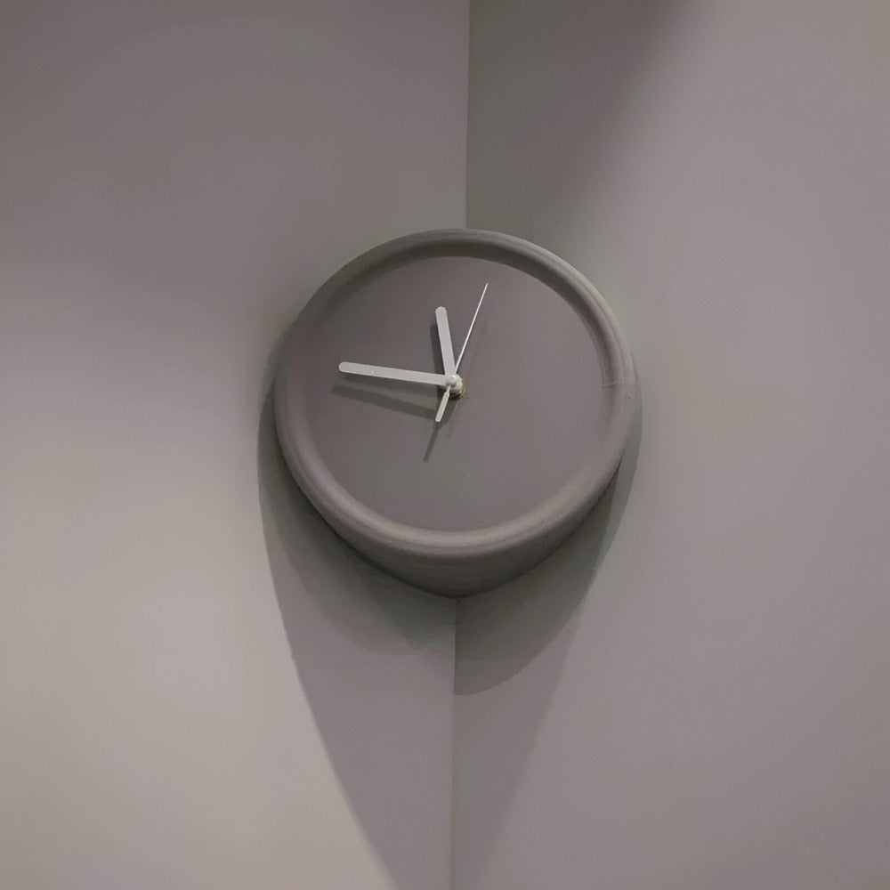 EdgeForm Silent – Minimalistisk 3D-Hörnväggsklocka 30 cm