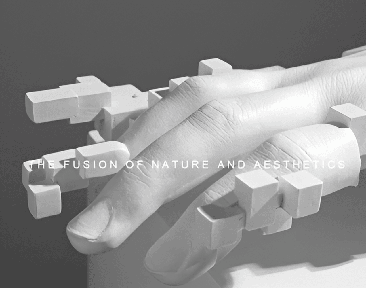 PixelPalm – Abstrakt Mosaik Handfigur i Resin