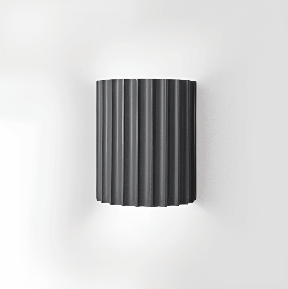 NordStripe – Randig LED Vägglampa i Konstharts med Modern Nordisk Design