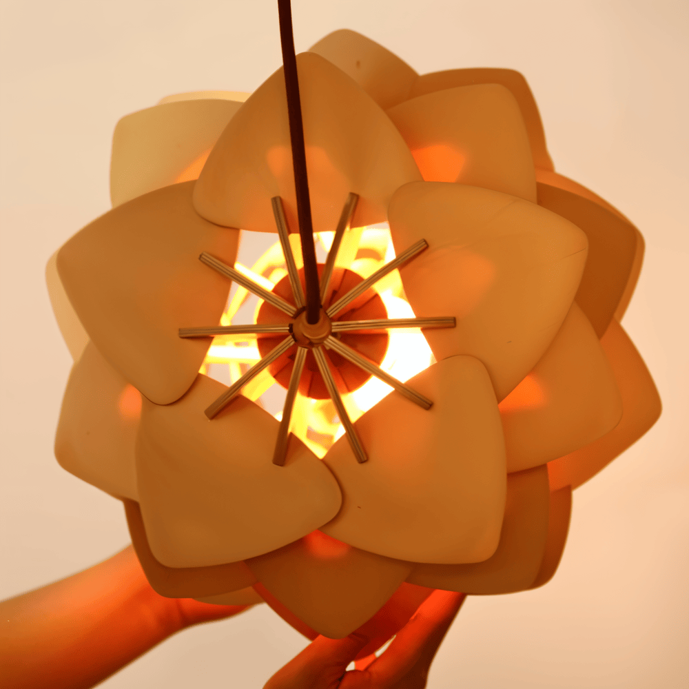 PineGlow – Handgjord Rustik Tallkottlampa i Trä