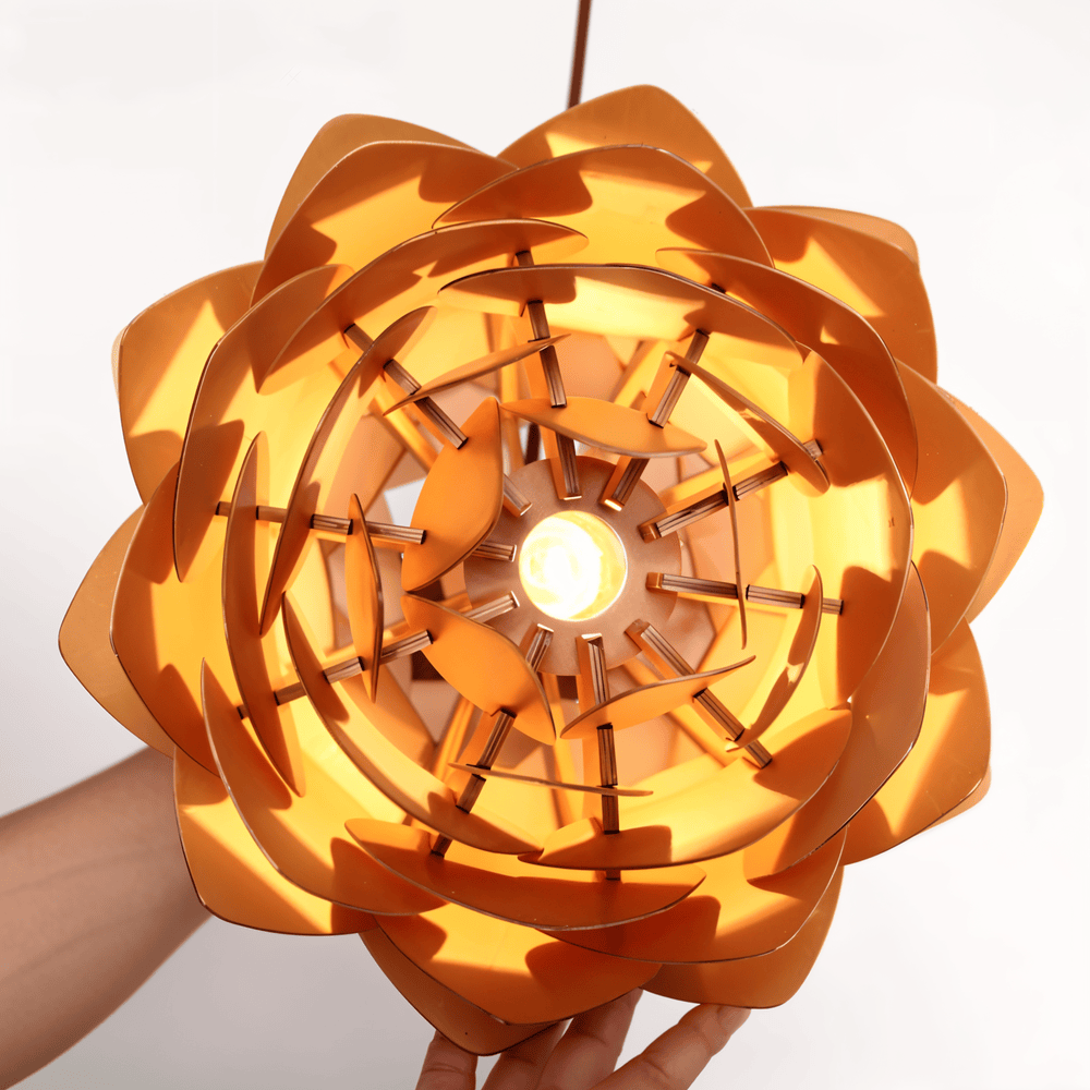 PineGlow – Handgjord Rustik Tallkottlampa i Trä