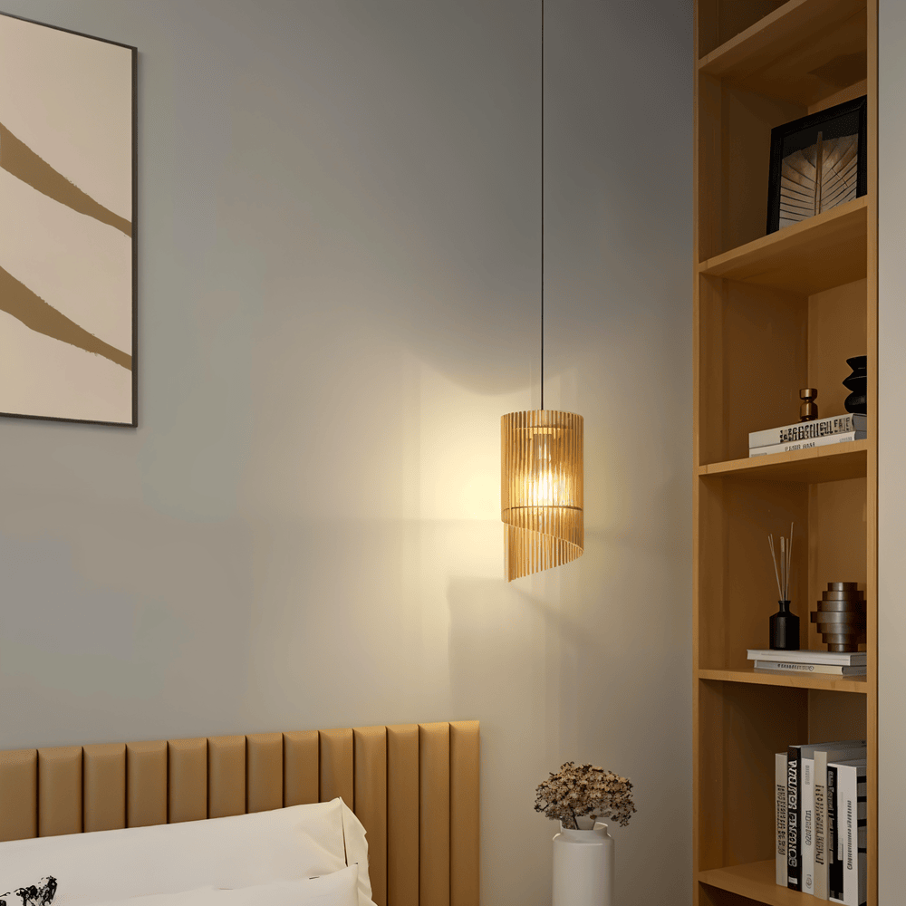 SpiraWood – Konstnärlig Cylindrisk Taklampa i Trä