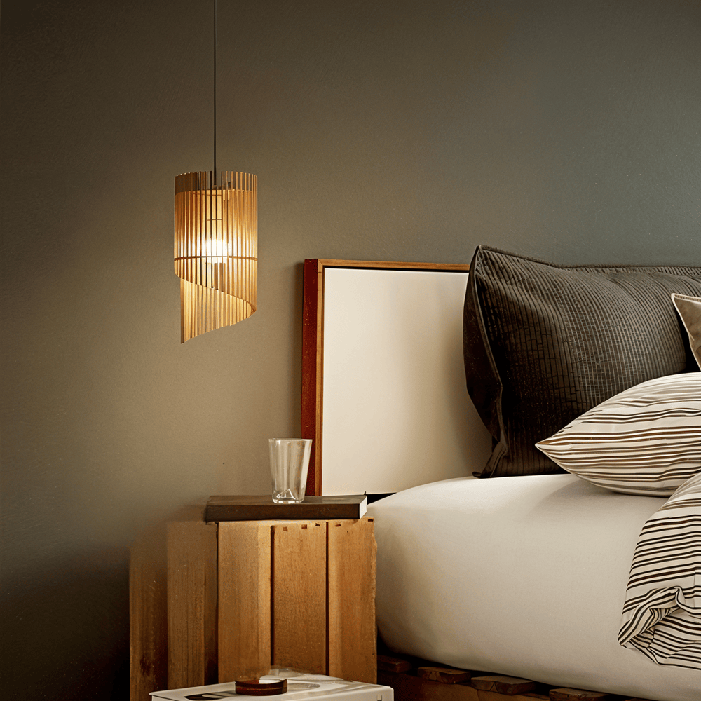 SpiraWood – Konstnärlig Cylindrisk Taklampa i Trä