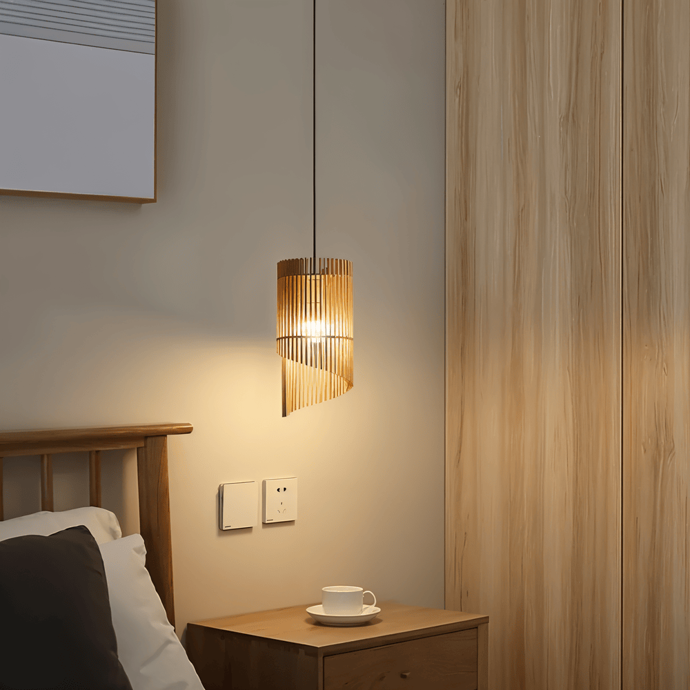 SpiraWood – Konstnärlig Cylindrisk Taklampa i Trä