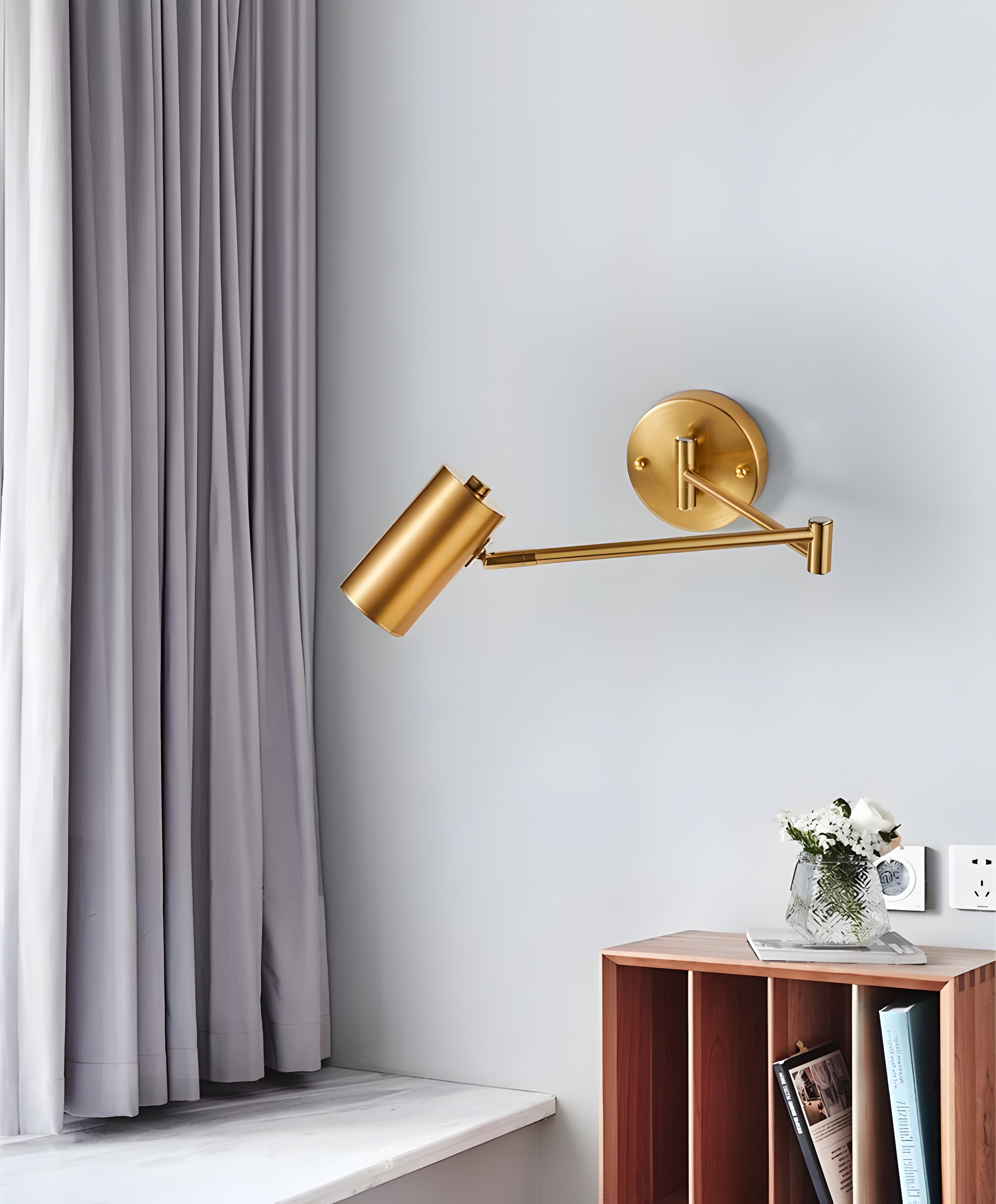 FlexaLume – Justerbar Vägglampa i Guld & Svart för Sovrum och Läsning