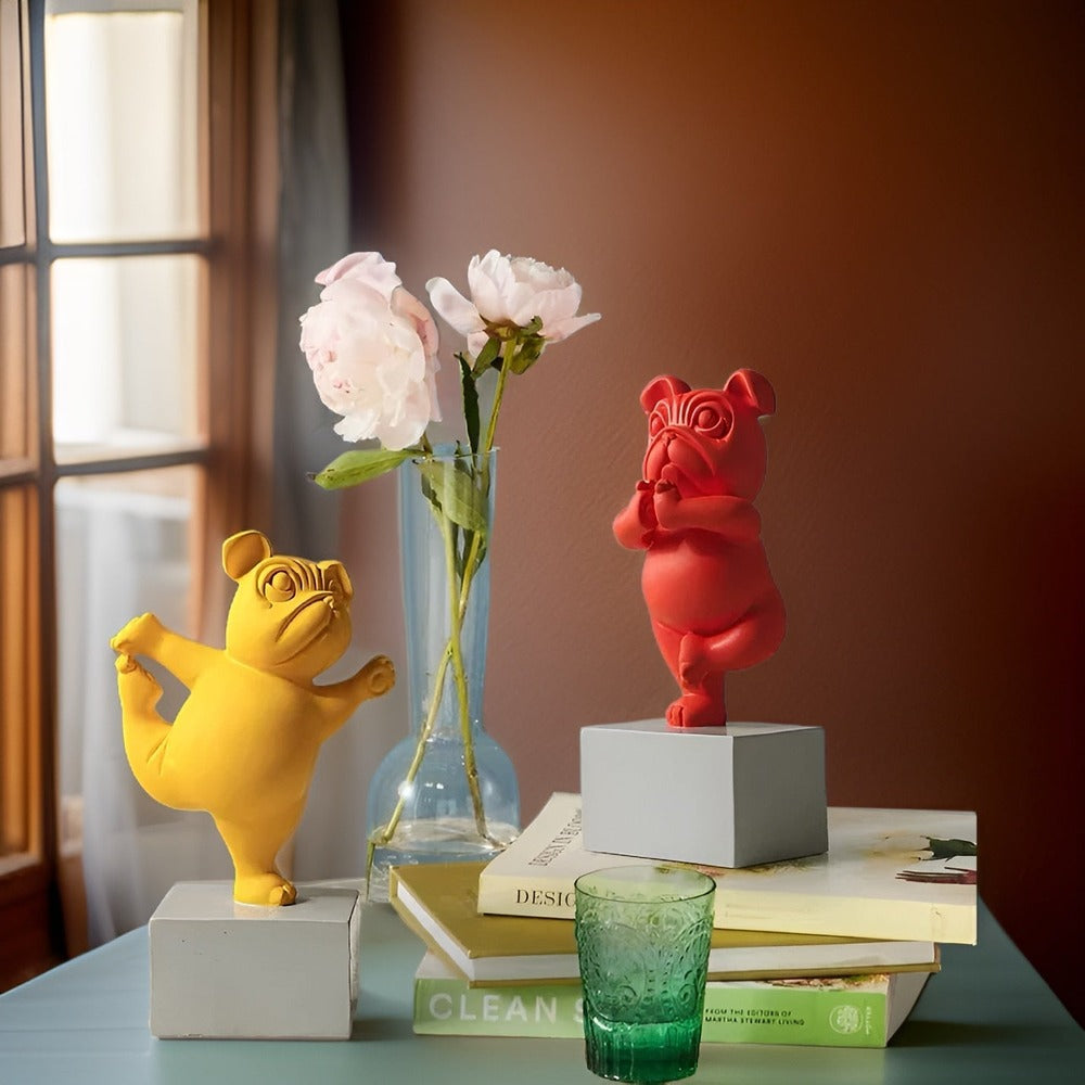 ZenBulldog Skulptur – Lekfull Yogafigur i Abstrakt Design