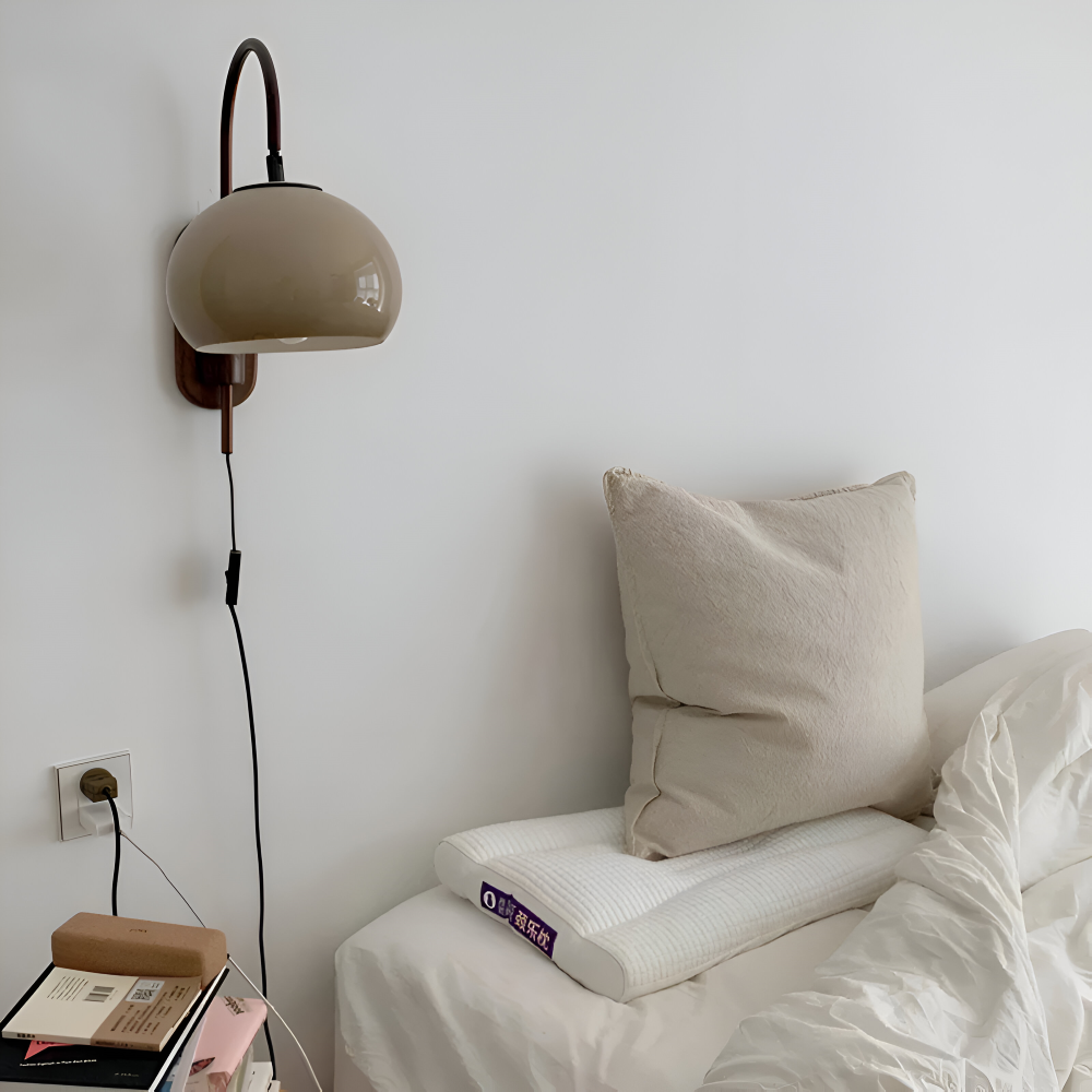 Solara – Vägglampa i Persimonfärgat Glas med Bauhausdesign för Sovrum