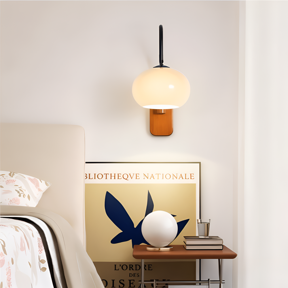 Solara – Vägglampa i Persimonfärgat Glas med Bauhausdesign för Sovrum