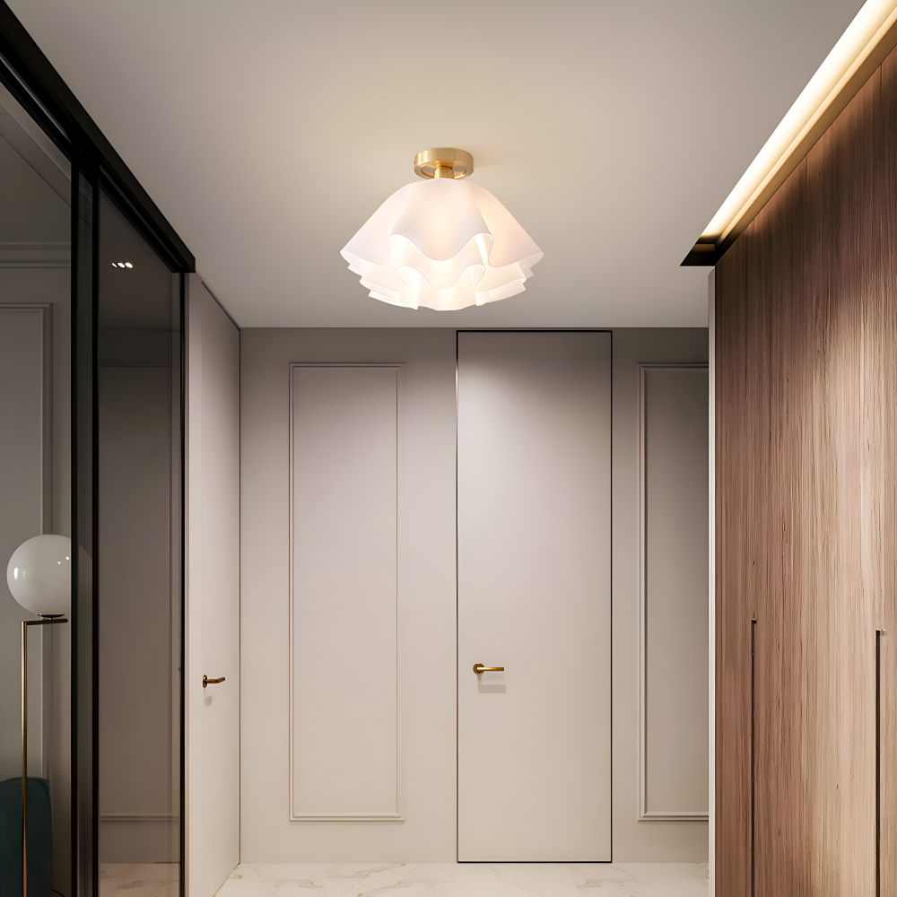 Floravie – Blomformad Vit Taklampa i Akryl med Gyllene Bas