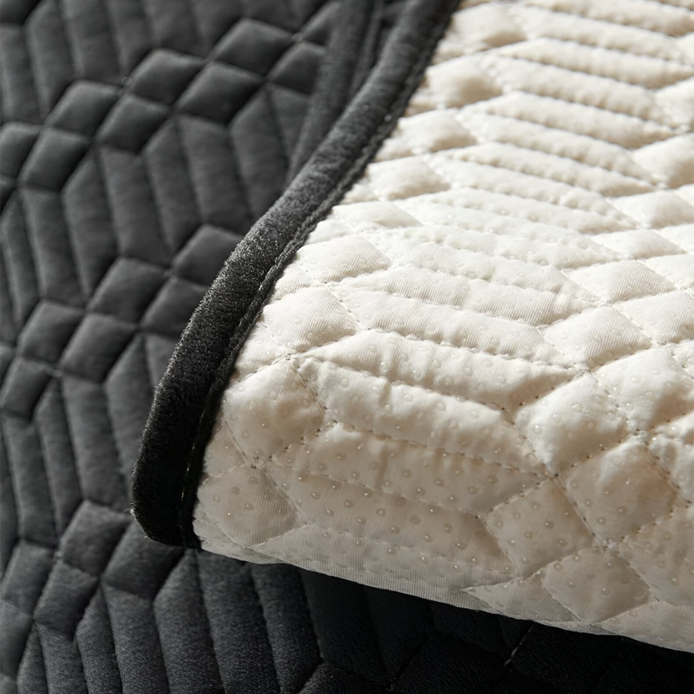 VelvetGuard Luxe – Svart Plyschigt Halkfritt Sofföverdrag med Geometrisk Struktur