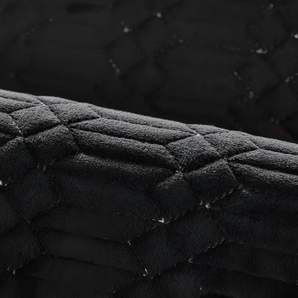 VelvetGuard Luxe – Svart Plyschigt Halkfritt Sofföverdrag med Geometrisk Struktur