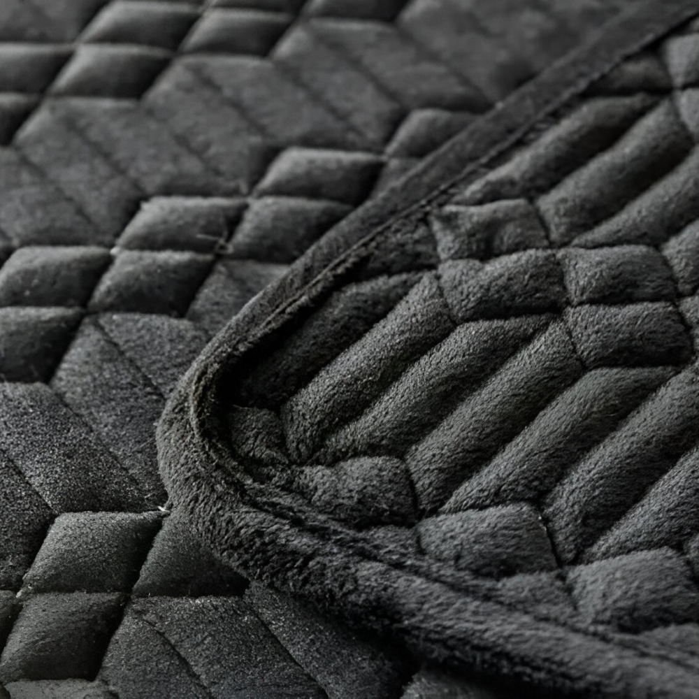 VelvetGuard Luxe – Svart Plyschigt Halkfritt Sofföverdrag med Geometrisk Struktur