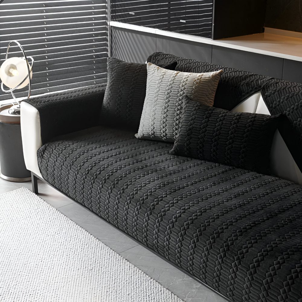VelvetGuard Luxe – Svart Plyschigt Halkfritt Sofföverdrag med Geometrisk Struktur