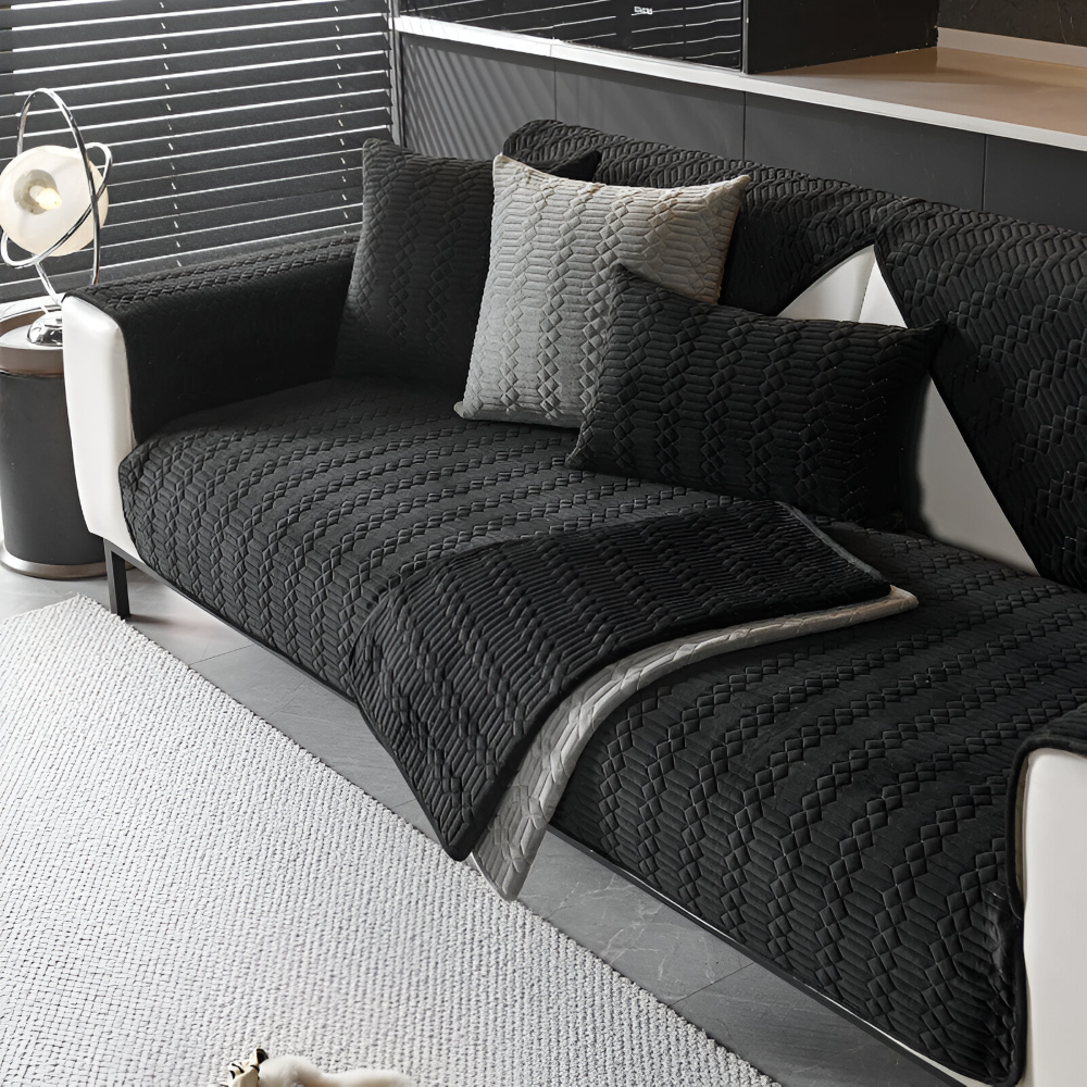 VelvetGuard Luxe – Svart Plyschigt Halkfritt Sofföverdrag med Geometrisk Struktur