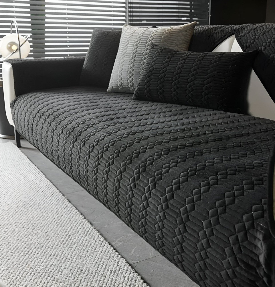 VelvetGuard Luxe – Svart Plyschigt Halkfritt Sofföverdrag med Geometrisk Struktur