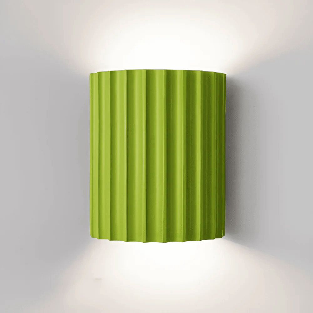 NordStripe – Randig LED Vägglampa i Konstharts med Modern Nordisk Design