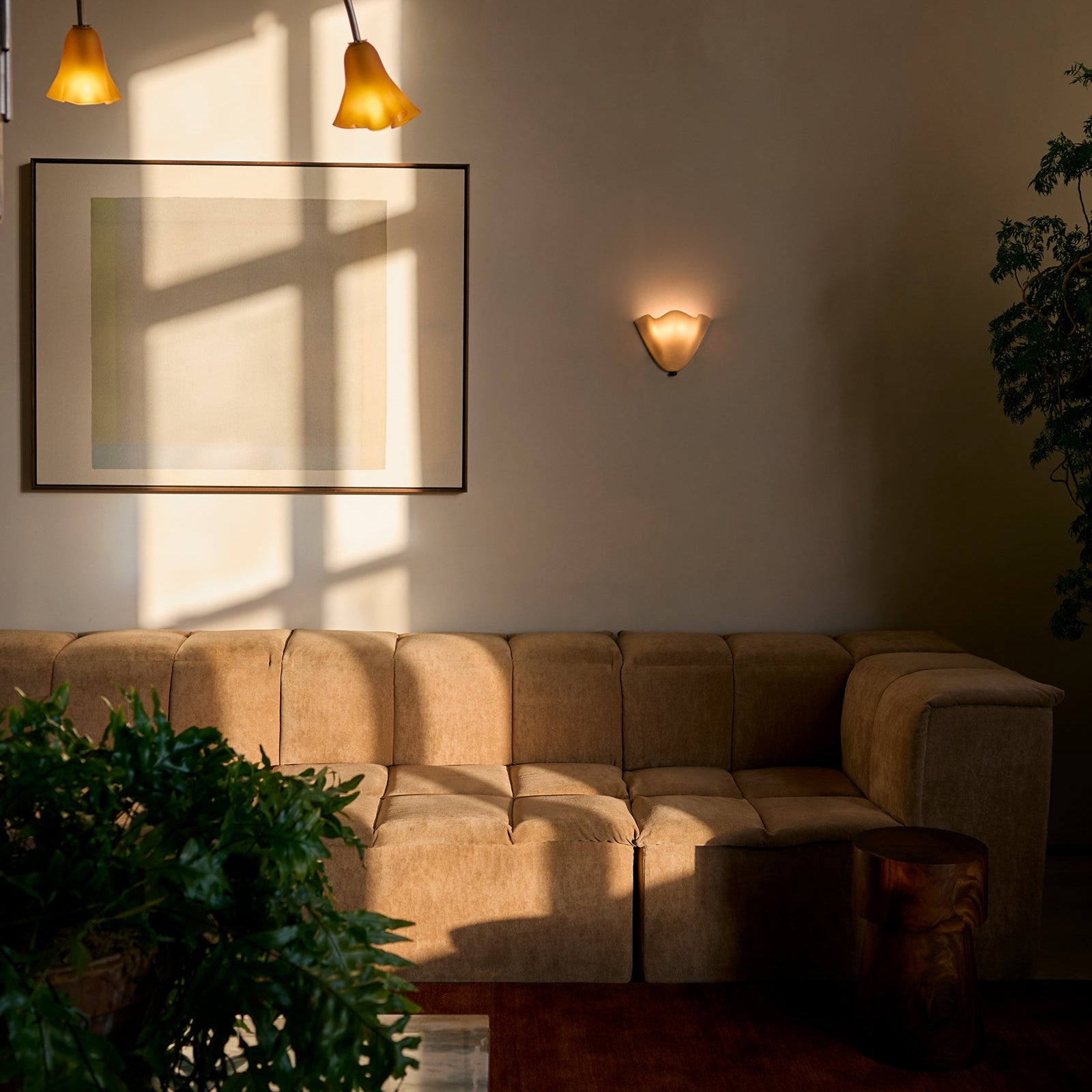 Retro vägglampa i färgat glas med Art Deco-design