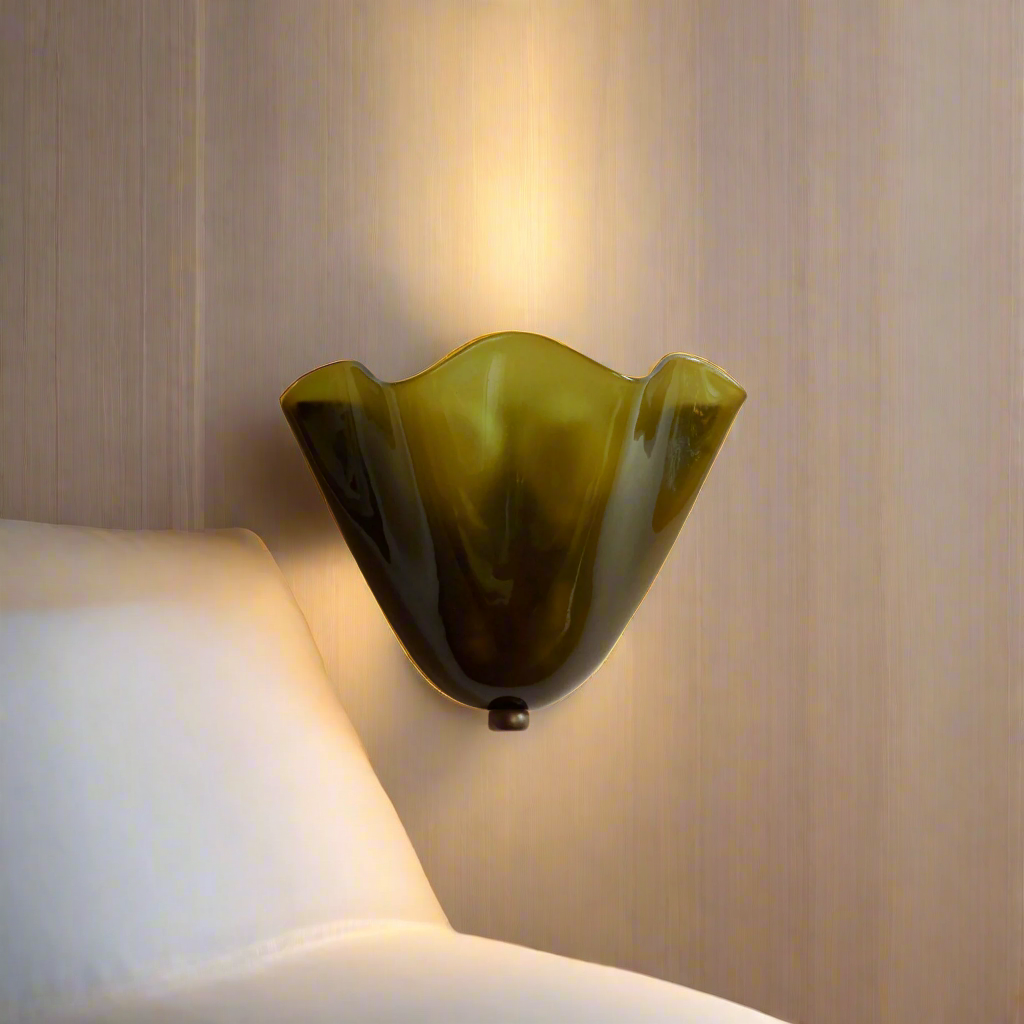 Retro vägglampa i färgat glas med Art Deco-design