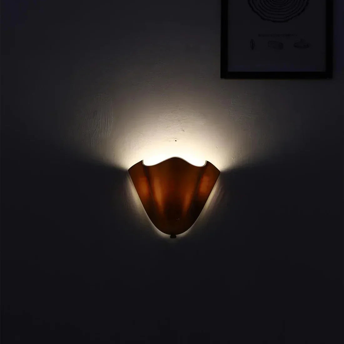 Retro vägglampa i färgat glas med Art Deco-design