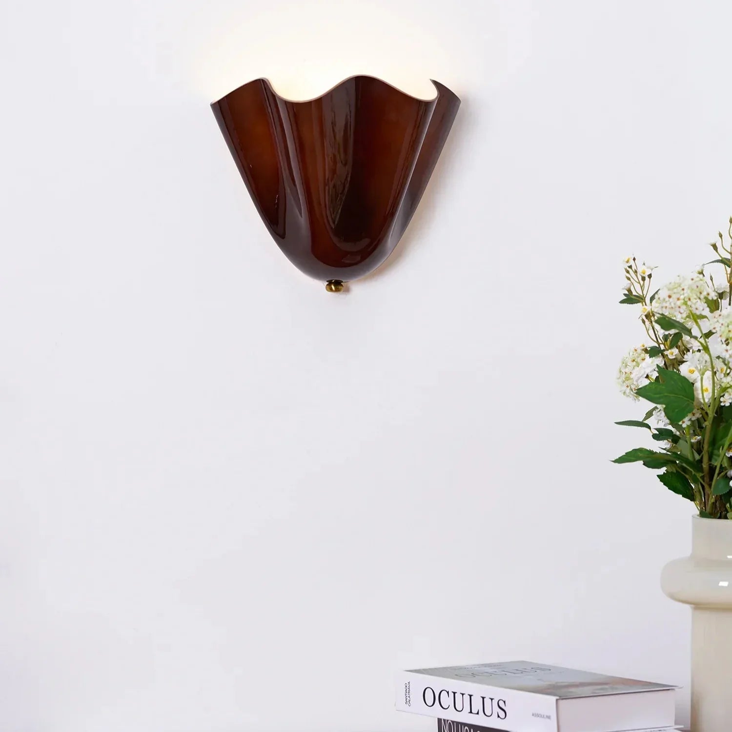 Retro vägglampa i färgat glas med Art Deco-design