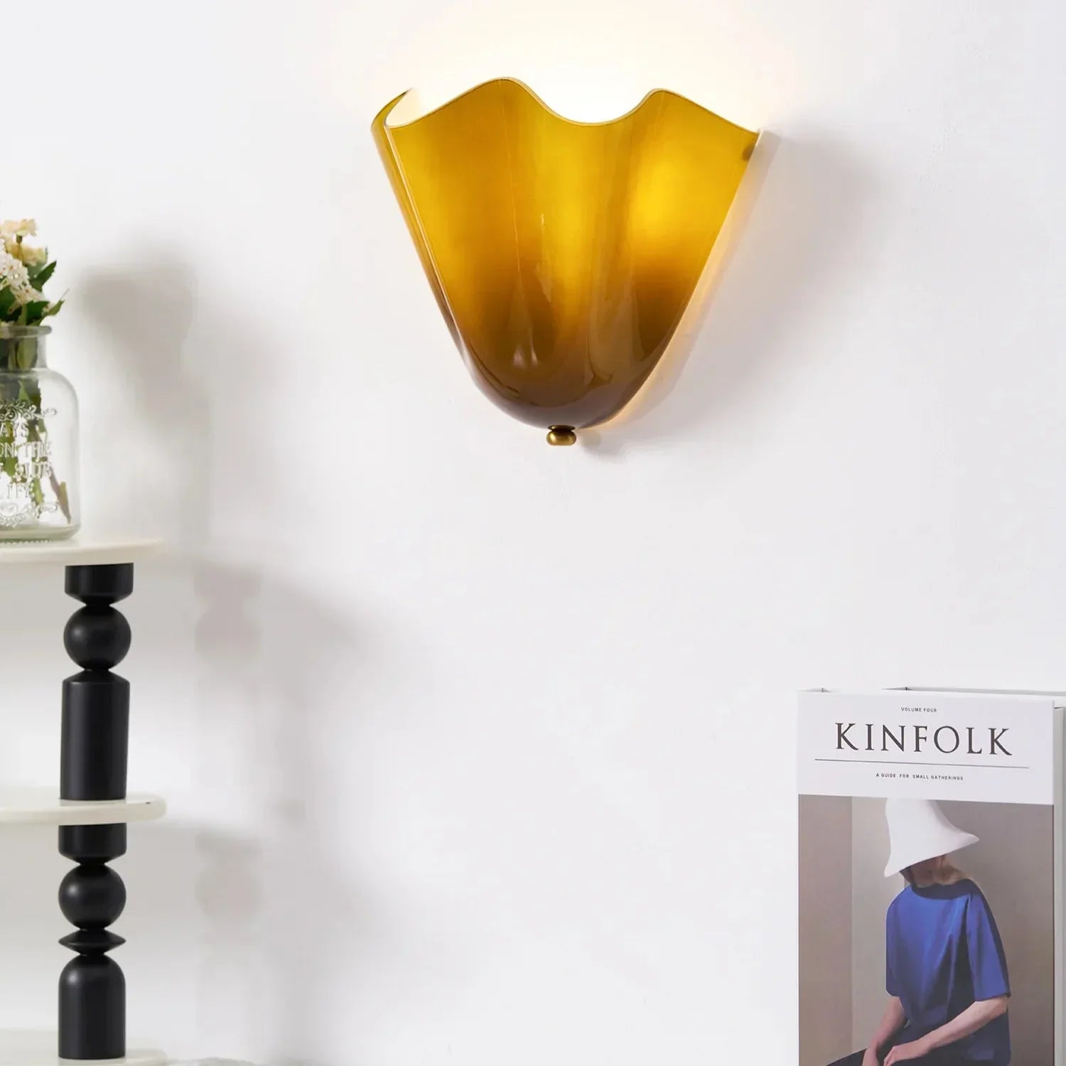 Retro vägglampa i färgat glas med Art Deco-design