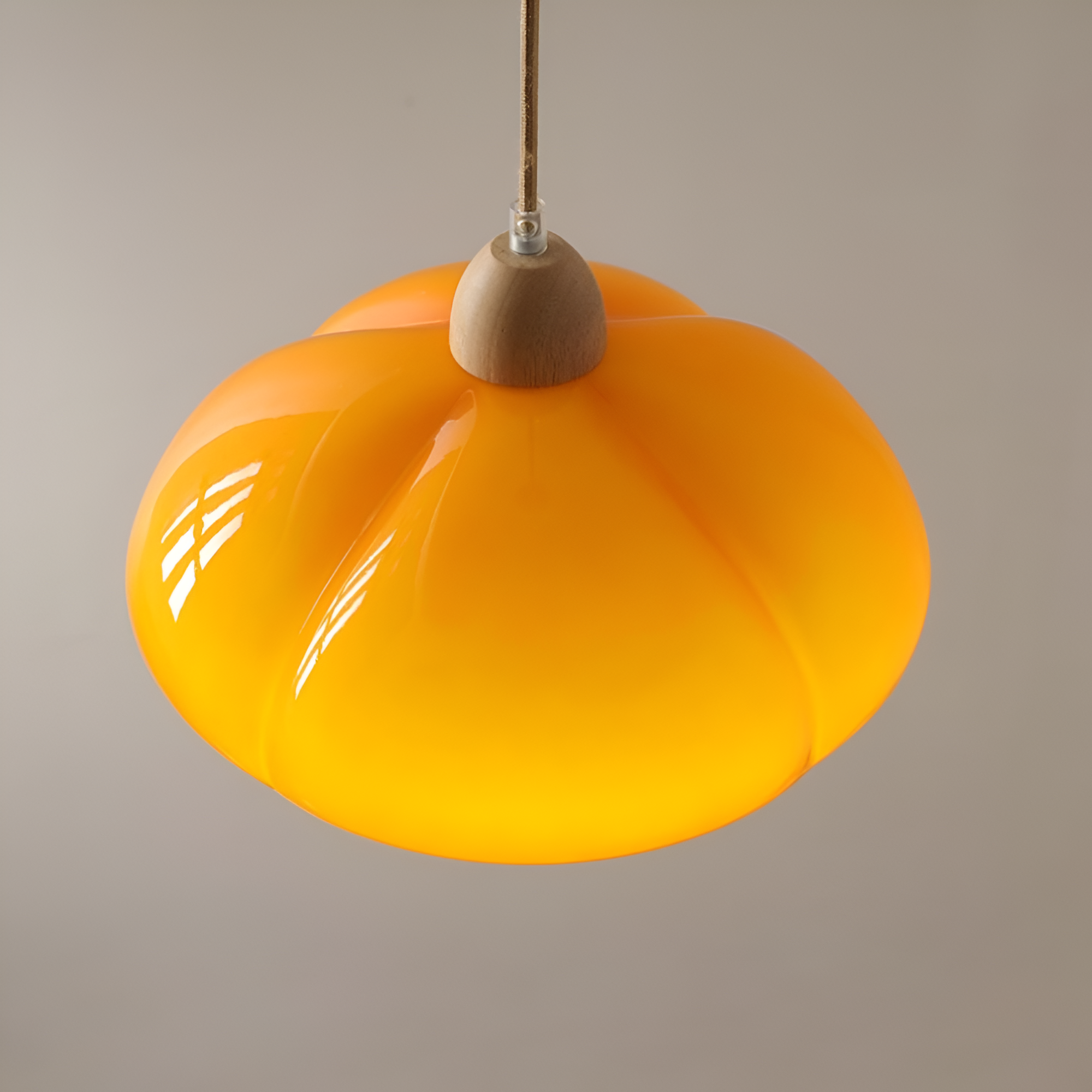 PumpaLuxe – Retro Pendellampa i Glas och Trä med Nordisk Charm