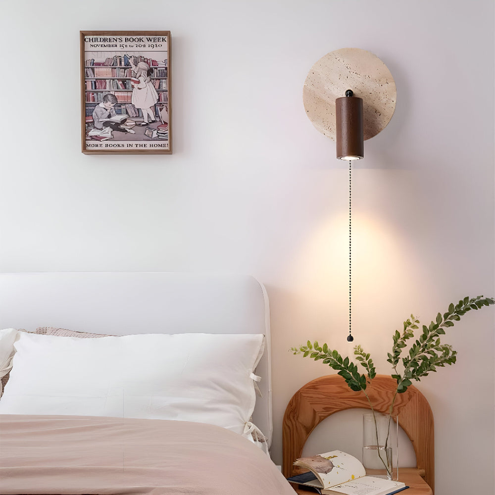 LumoStone – Mini Rund LED Vägglampa | Svängbar Vägglampa i Travertin & Trä