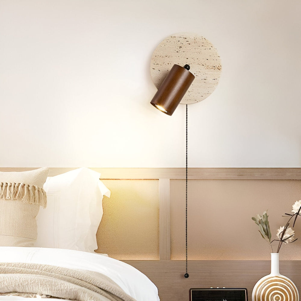 LumoStone – Mini Rund LED Vägglampa | Svängbar Vägglampa i Travertin & Trä