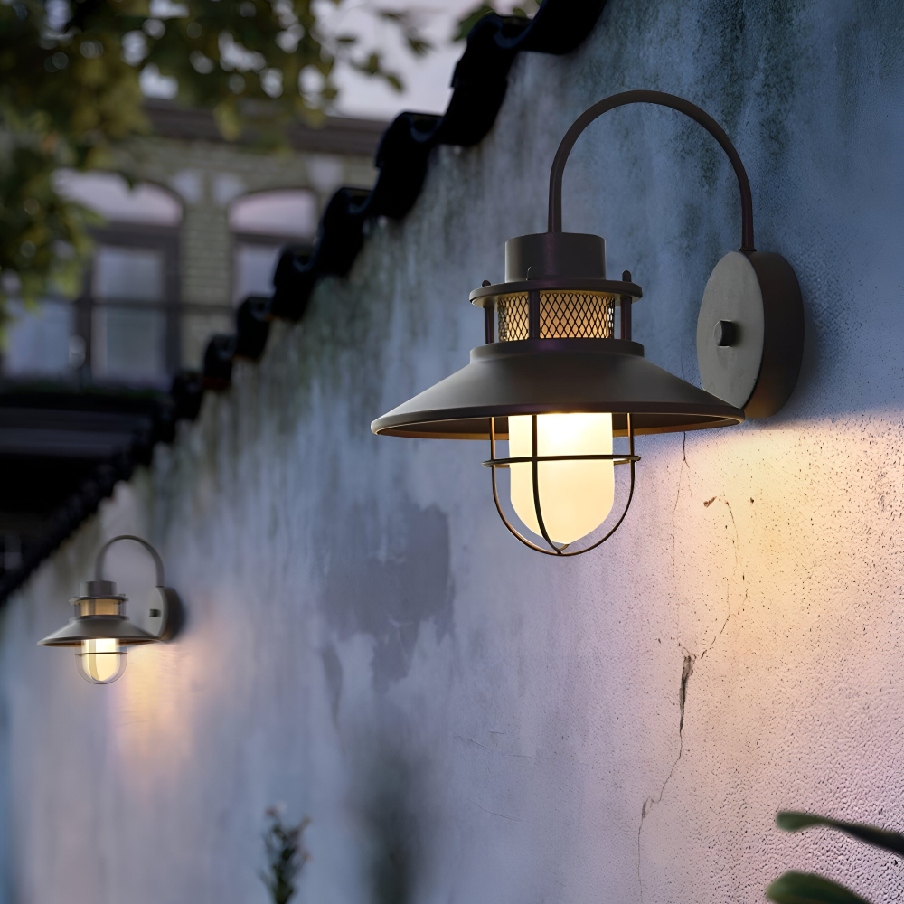 RustBlack – Industriell Vägglampa i Järn och Glas för Inomhus & Utomhusbruk